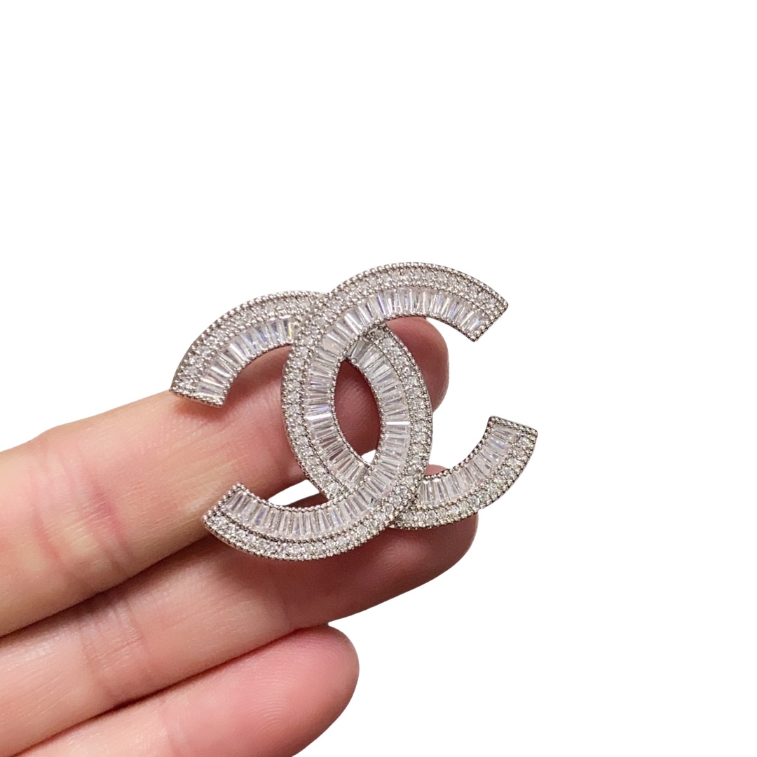 BCB486 Metal silver sparkling crystal diamond cc logo brooch pin - ccfashionjewelry
