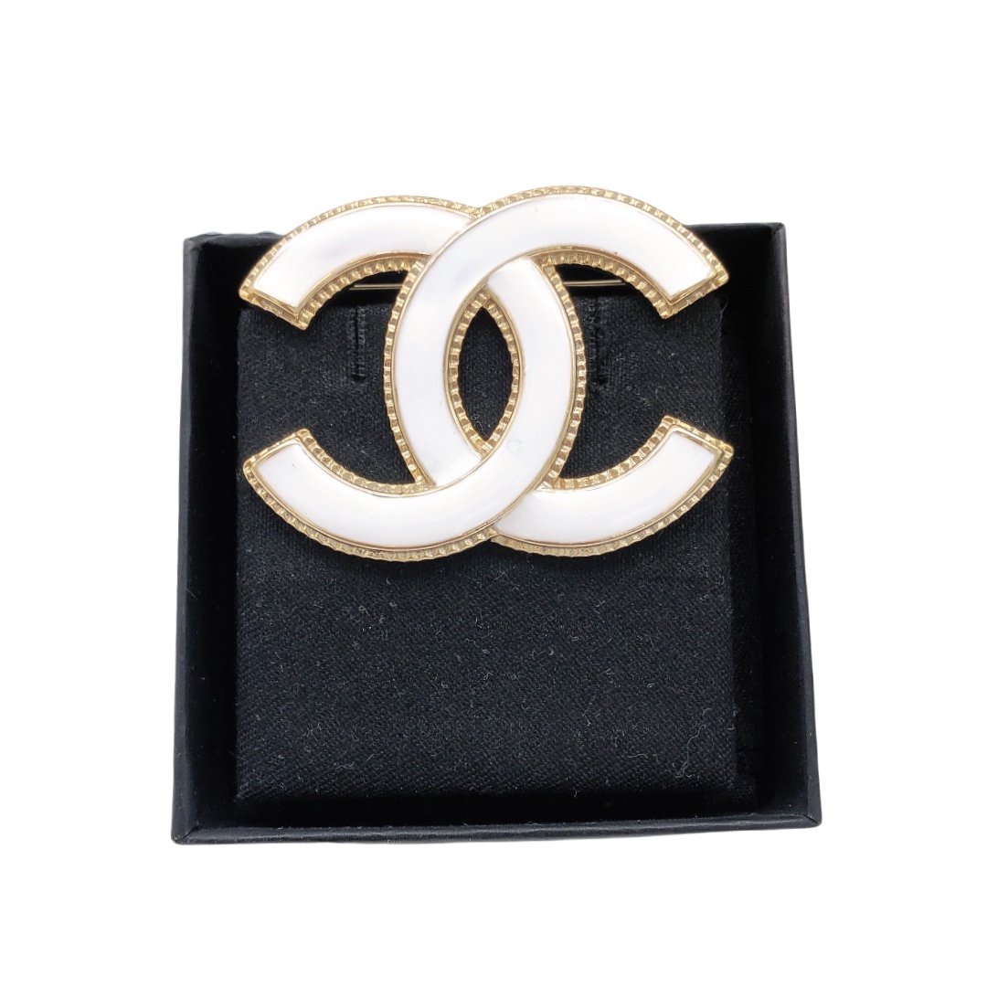 BCB052 Black/white enamel CC logo brooch - ccjewelryacc