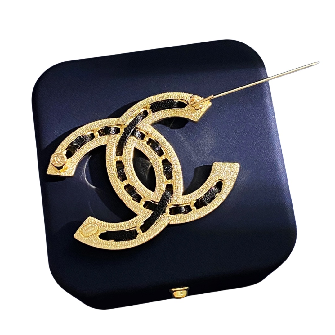 BCB399 Metal leater Dark red enamel cc logo brooch - ccjewelryacc