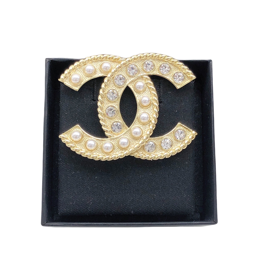 BCB026 Pearl and crystal CC brooch - ccjewelryacc