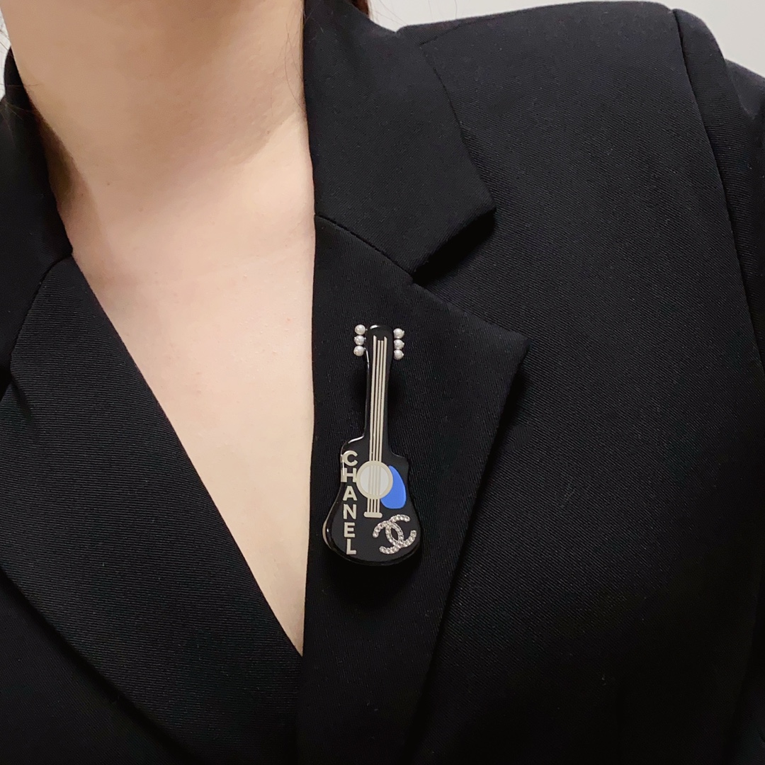 BCB314 Acrylic guitar CC brooch pin - ccjewelryacc