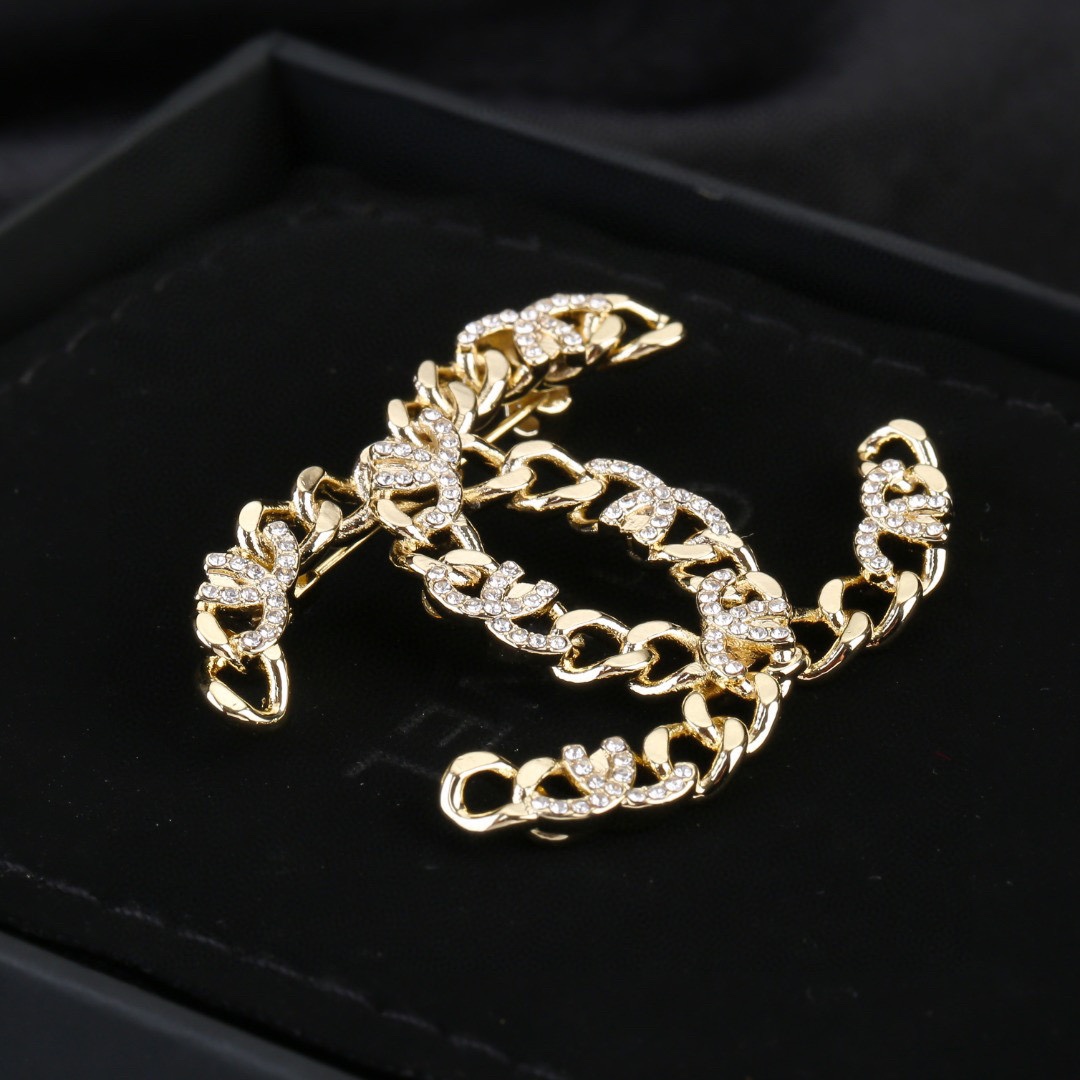 BCB479 Metal chain cc logo brooch pin with crystal - ccjewelryacc