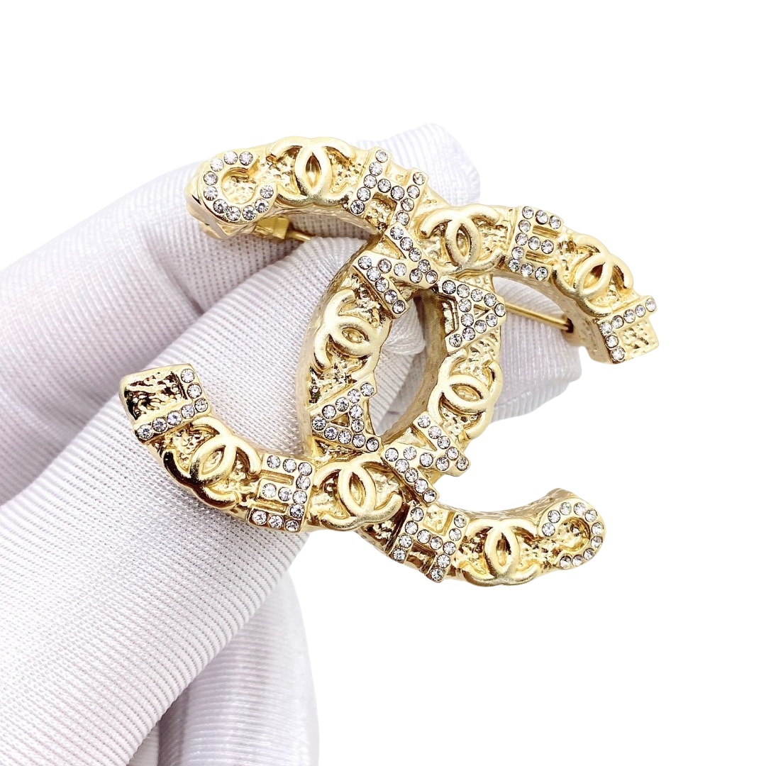 BCB130 Metal gold letters embossment with crystal CC logo brooch pin - ccfashionjewelry