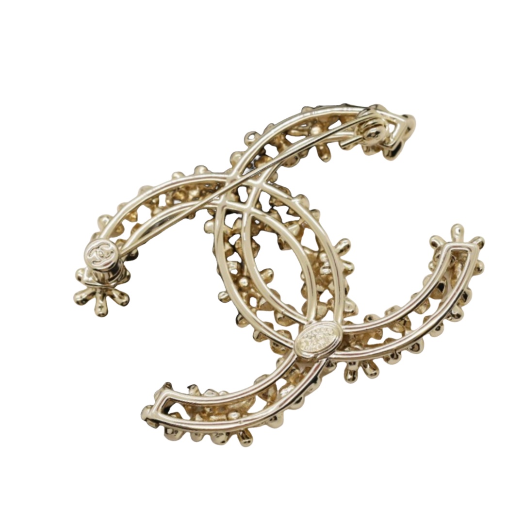 BCB279 Metal gold hollow-out flower CC logo brooch pin - ccjewelryacc