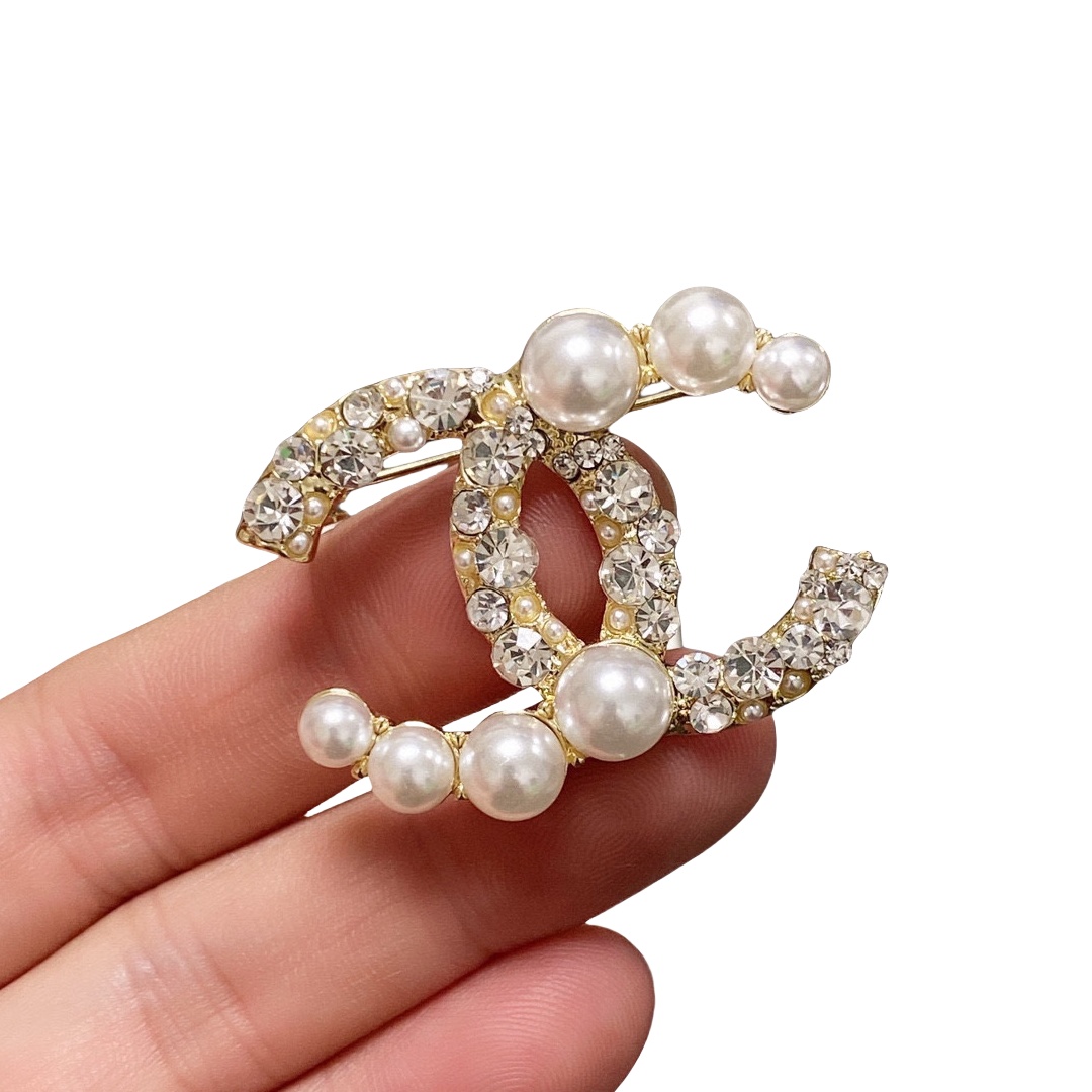 BCB069 Crystal and pearl CC brooch pines - ccjewelryacc