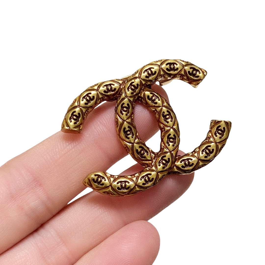 BCB190 Metal CC logo brooch - ccjewelryacc