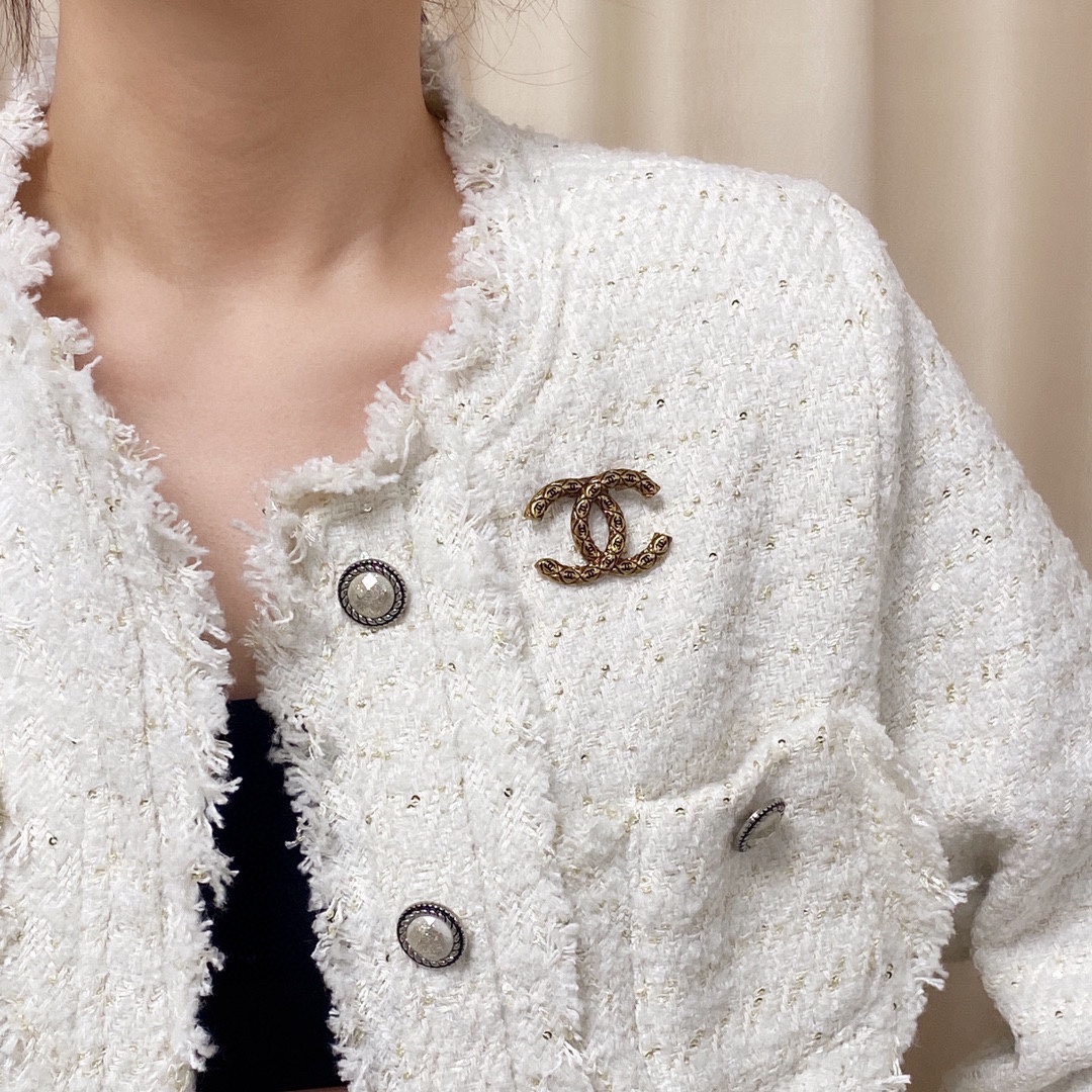 BCB190 Metal CC logo brooch - ccjewelryacc