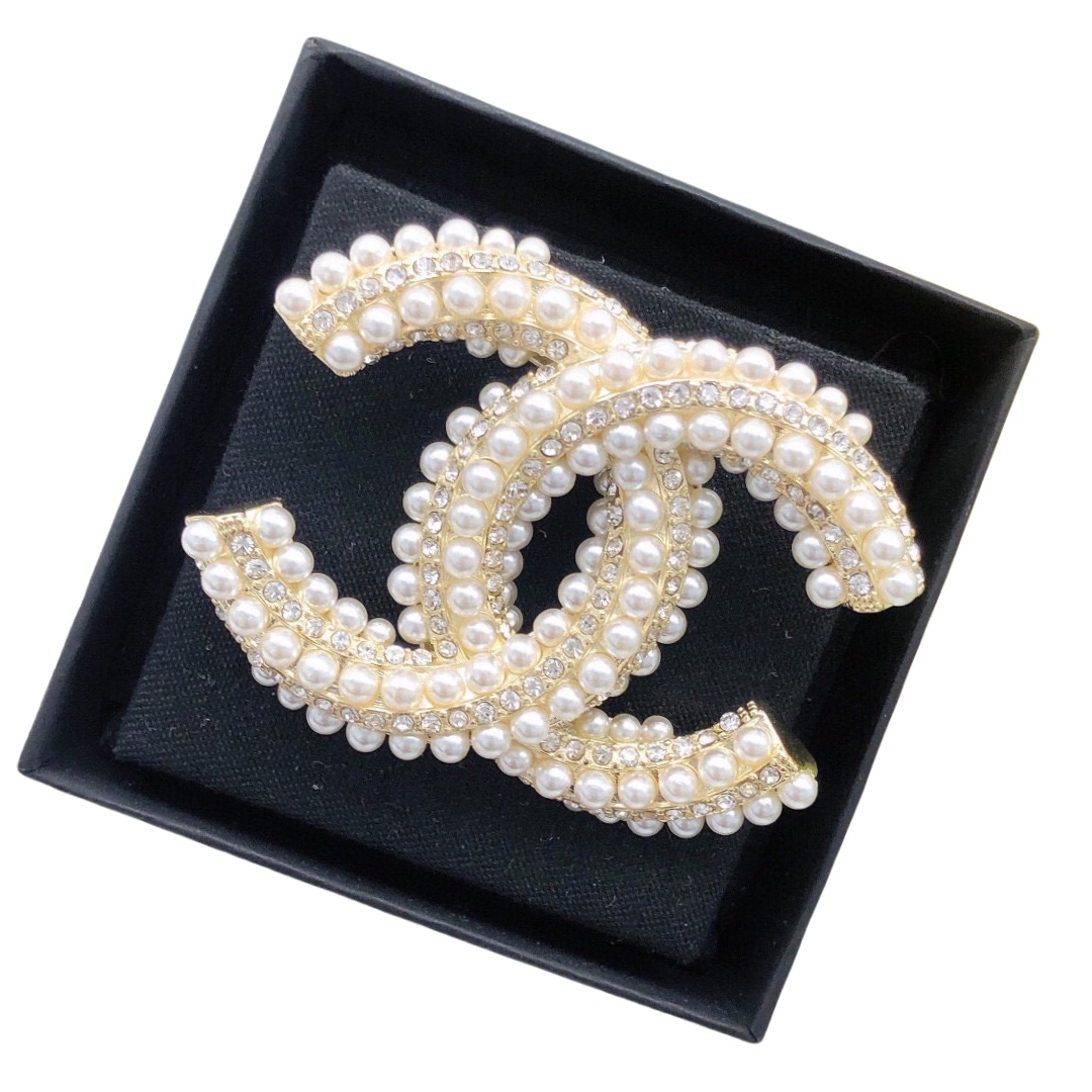 BCB071 Twisty Pearl and crystal CC Logo Brooch Pin - ccjewelryacc