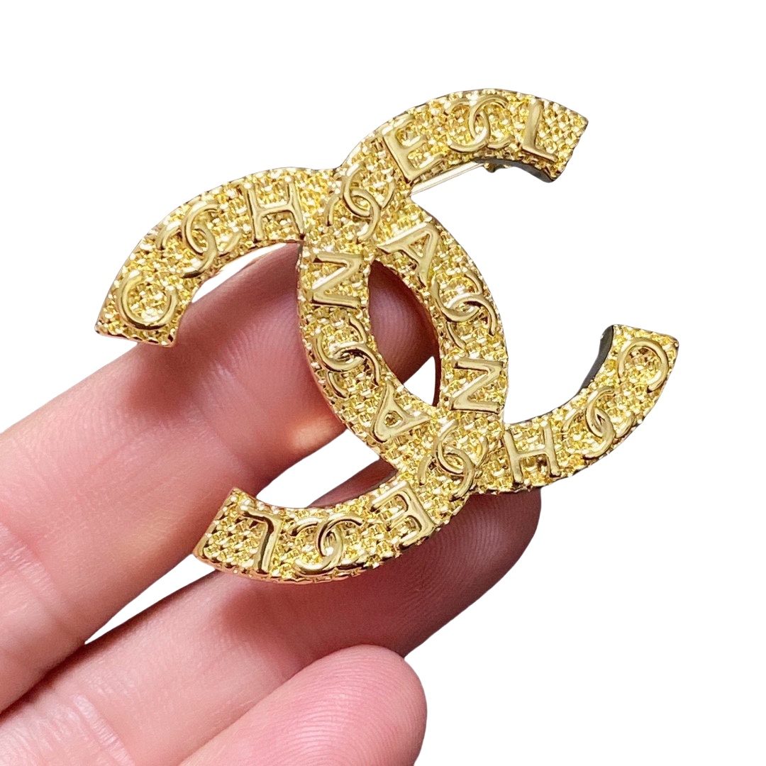BCB046 Embossing CC logo brooch - ccjewelryacc
