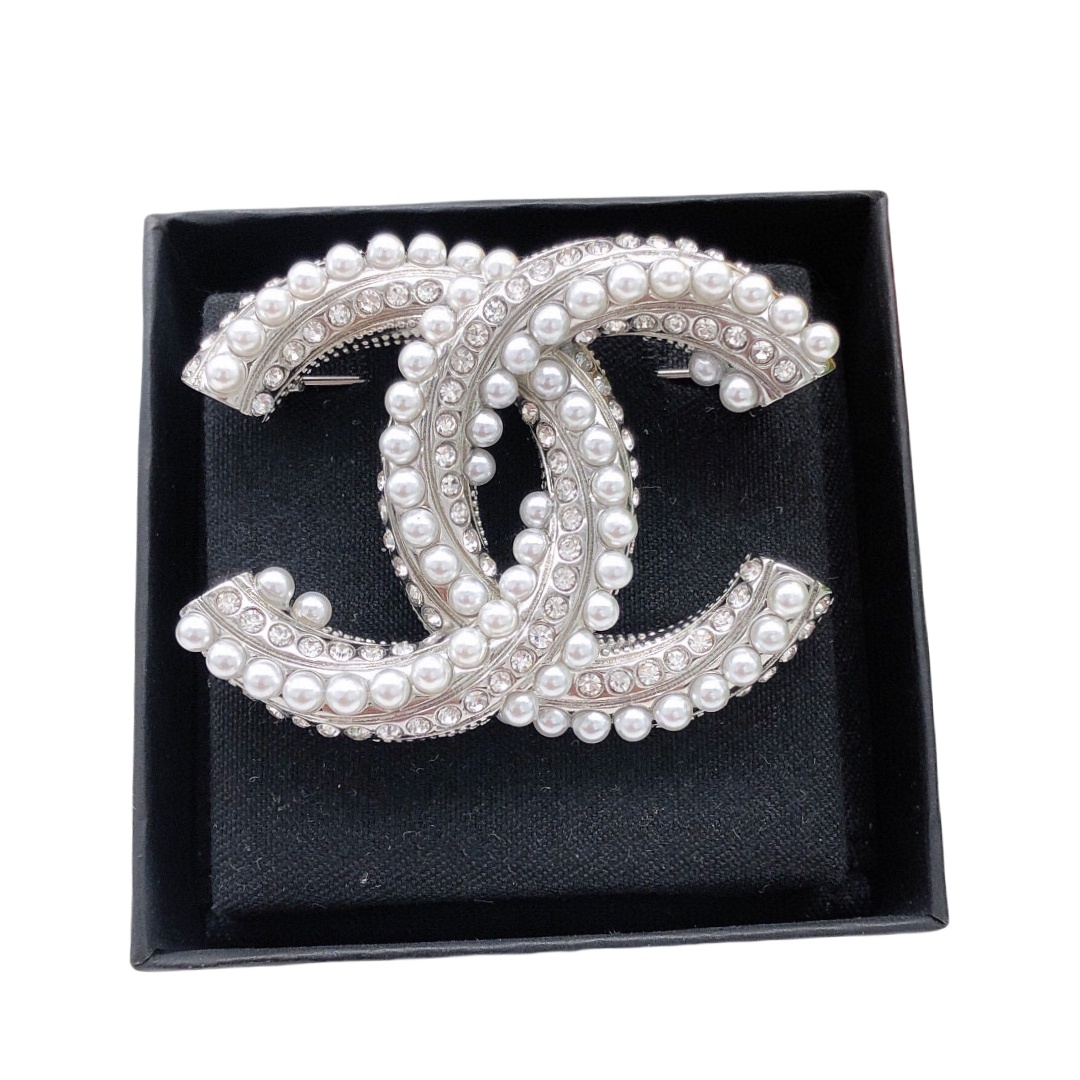 BCB071 Twisty Pearl and crystal CC Logo Brooch Pin - ccjewelryacc