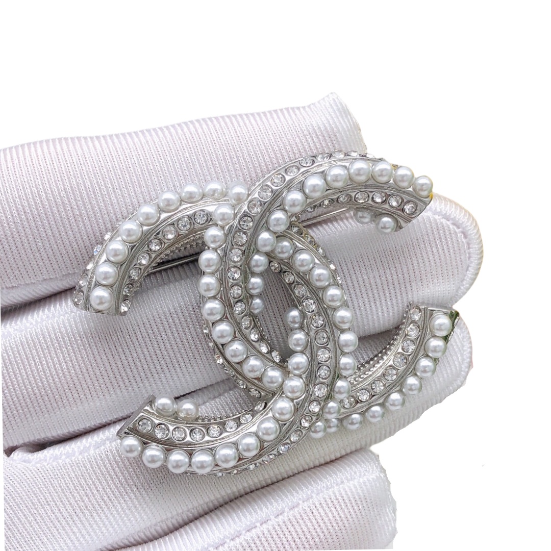 BCB071 Twisty Pearl and crystal CC Logo Brooch Pin - ccjewelryacc