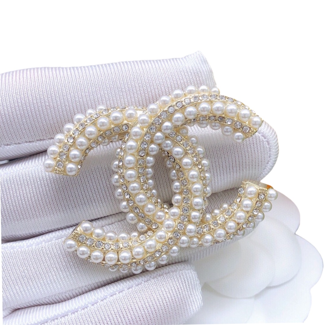 BCB071 Twisty Pearl and crystal CC Logo Brooch Pin - ccjewelryacc