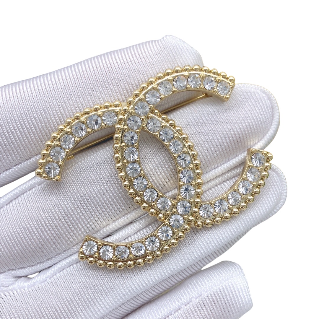 BCB221 Metal crystal cc logo brooch pin - ccjewelryacc