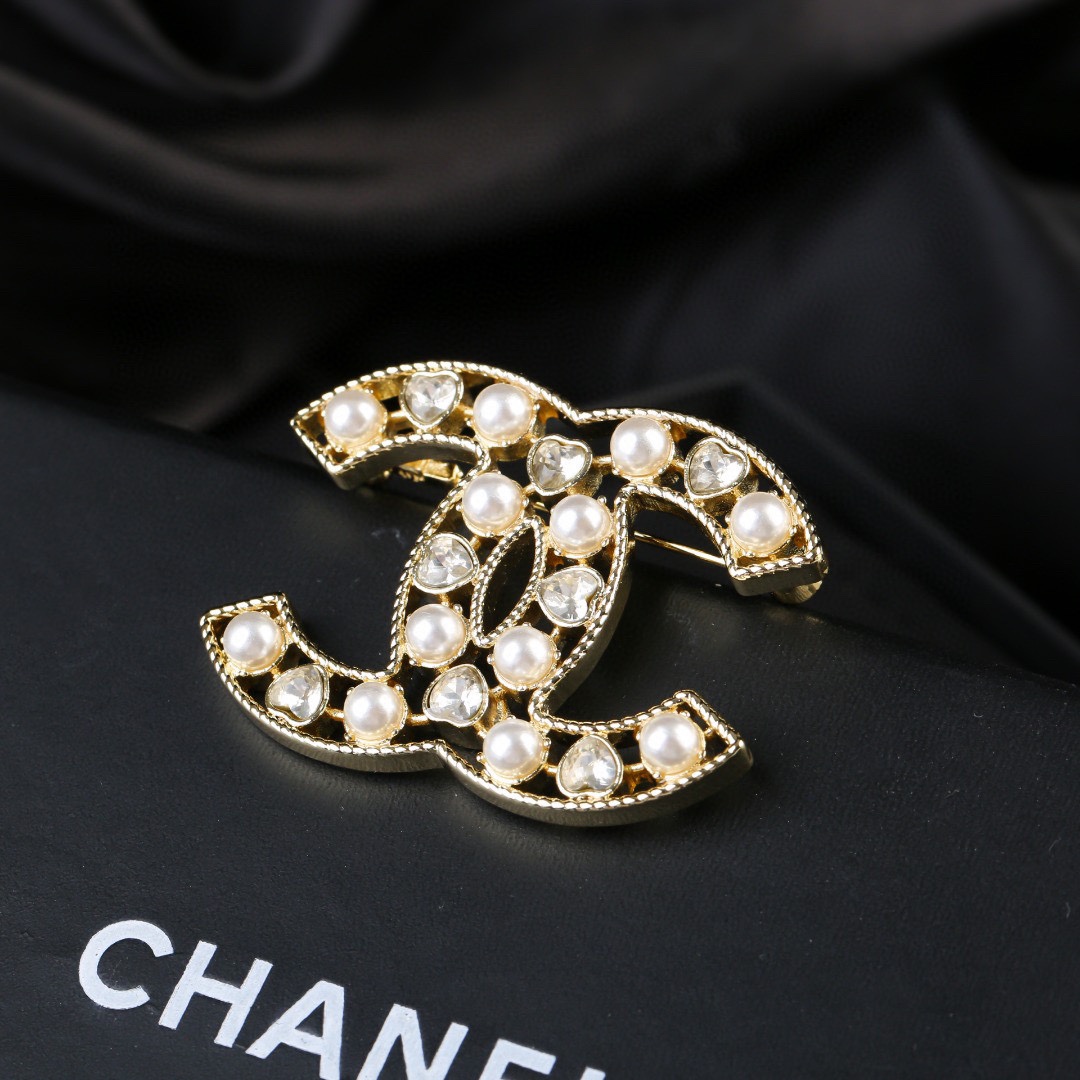 BCB185 Pearls and heart crystal hollow-out cc logo brooch pin - ccfashionjewelry