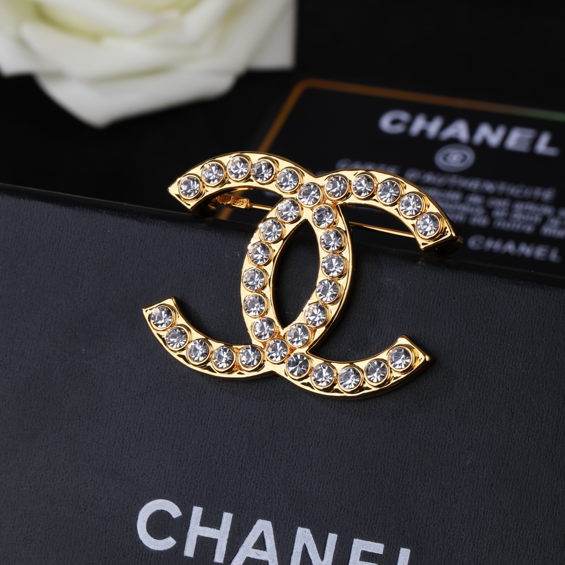 BCB131 Metal crystal cc logo brooch pin - ccjewelryacc