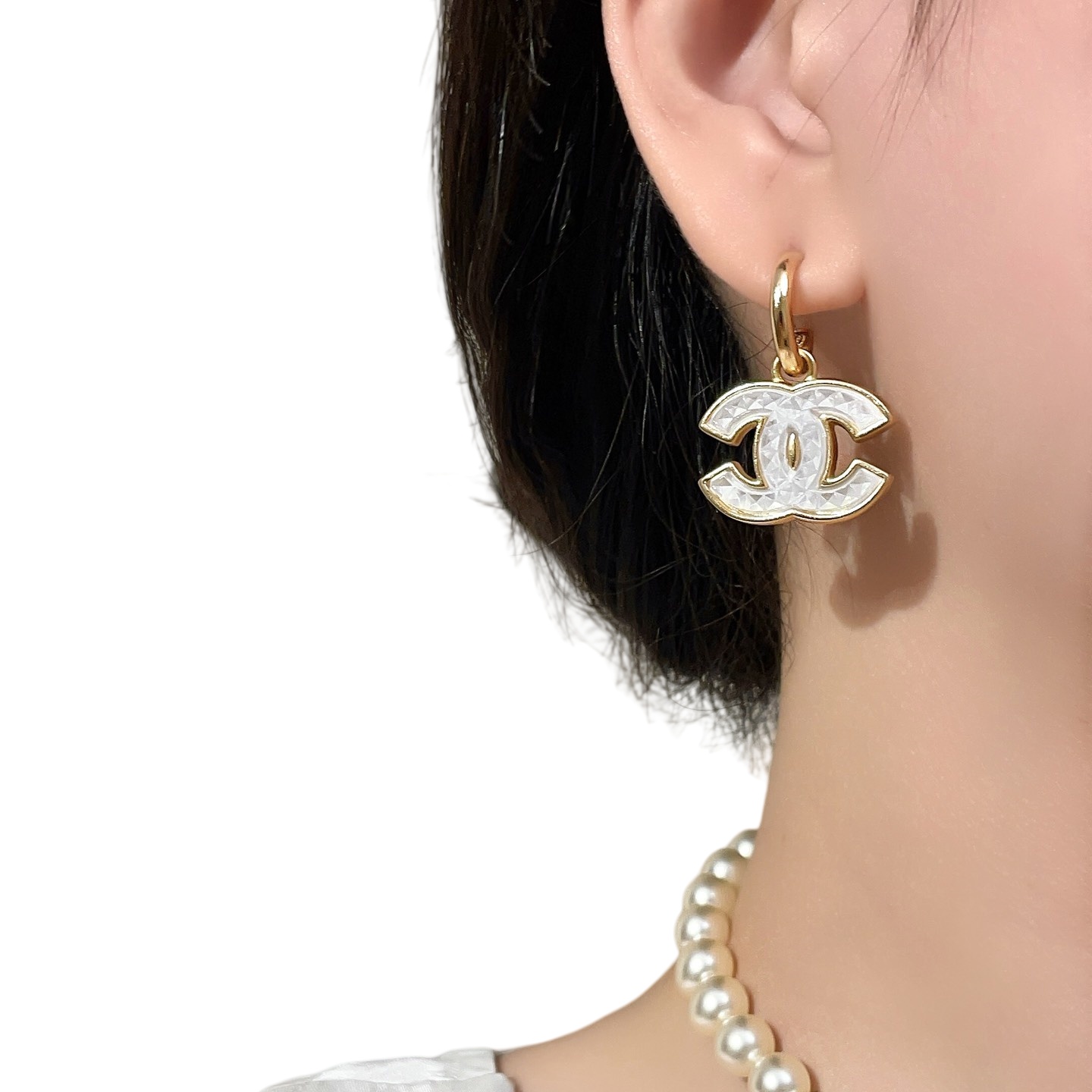 CCE697 24A Métiers d’art Collection White Quilted  resin hook earring - ccjewelryacc