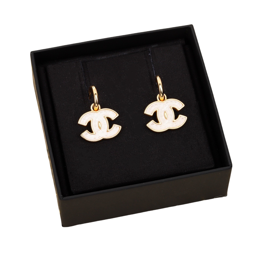 CCE697 24A Métiers d’art Collection White Quilted  resin hook earring - ccjewelryacc