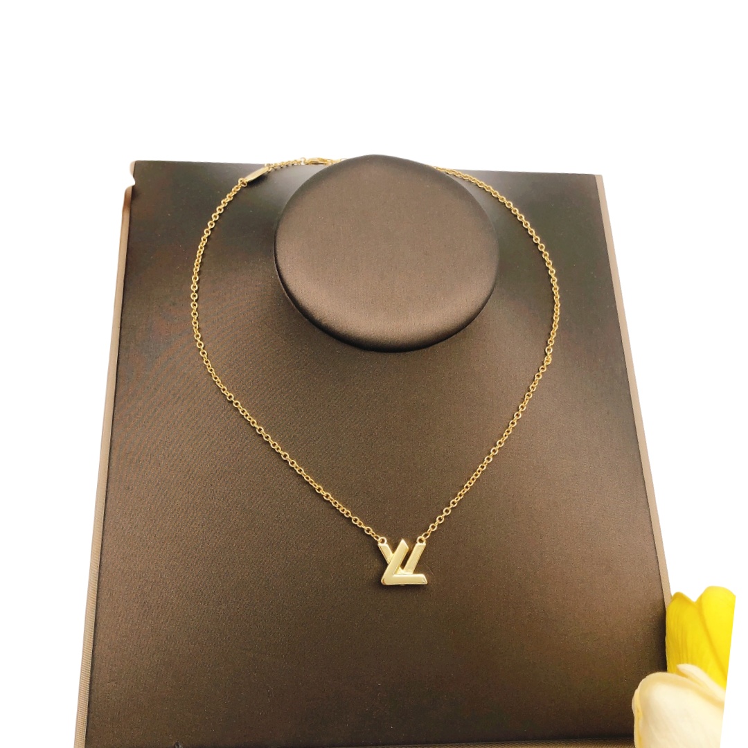 LVN006 overlapping VV Logo GO-14 pendant necklace - ccjewelryacc