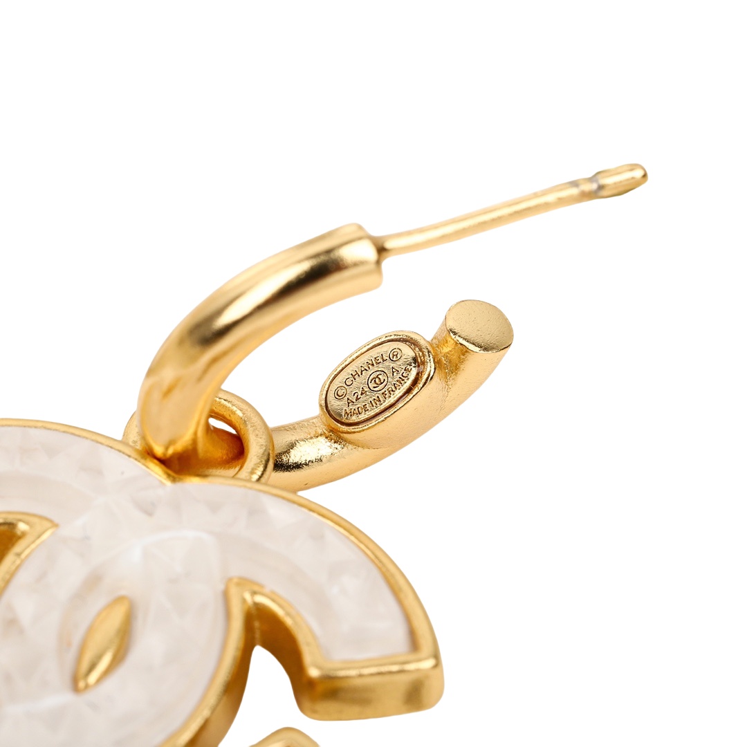 CCE697 24A Métiers d’art Collection White Quilted  resin hook earring - ccjewelryacc