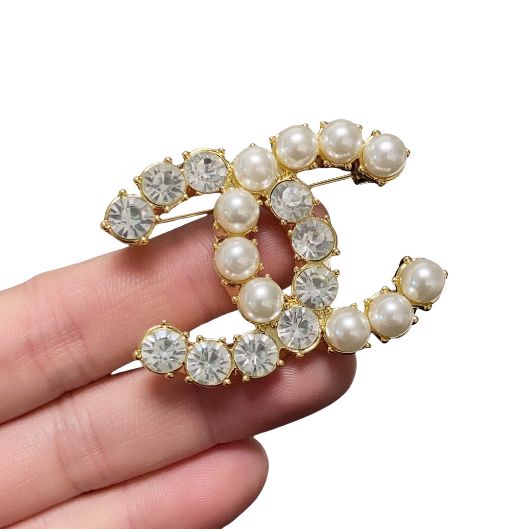 BCB038 Crystal and pearl CC brooch - ccjewelryacc