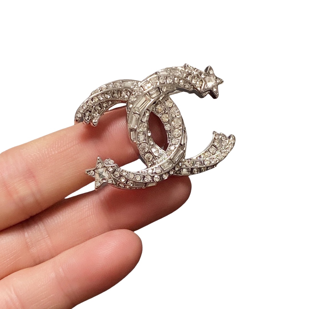 BCB029 Full crystal and comet star CC logo brooch - ccjewelryacc