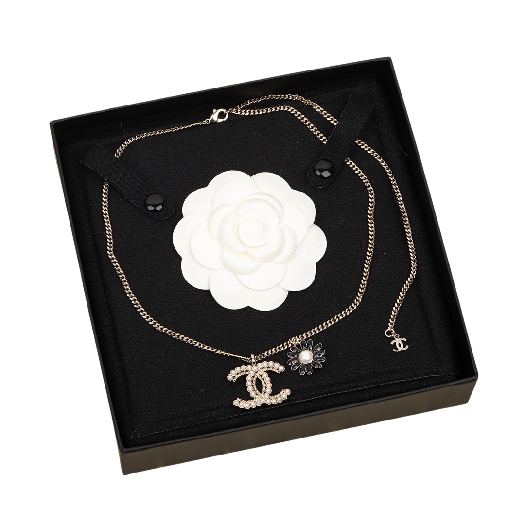 CCN576 23C Metal chain with pearl cc logo and black sun flower charm pendant necklace - ccfashionjewelry
