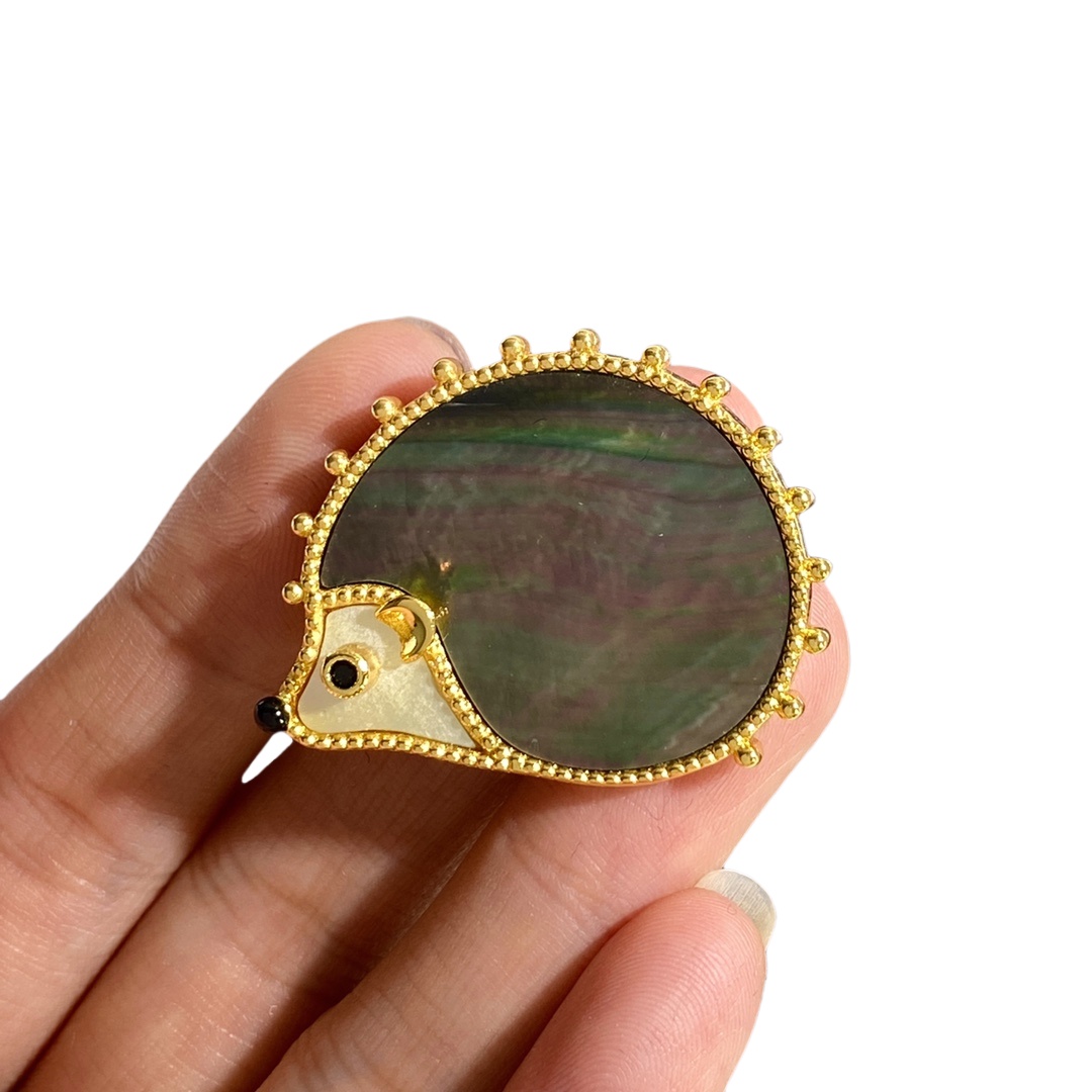 VCB009 Lucky Animals Hedgehog brooch pin 18 gold - ccjewelryacc