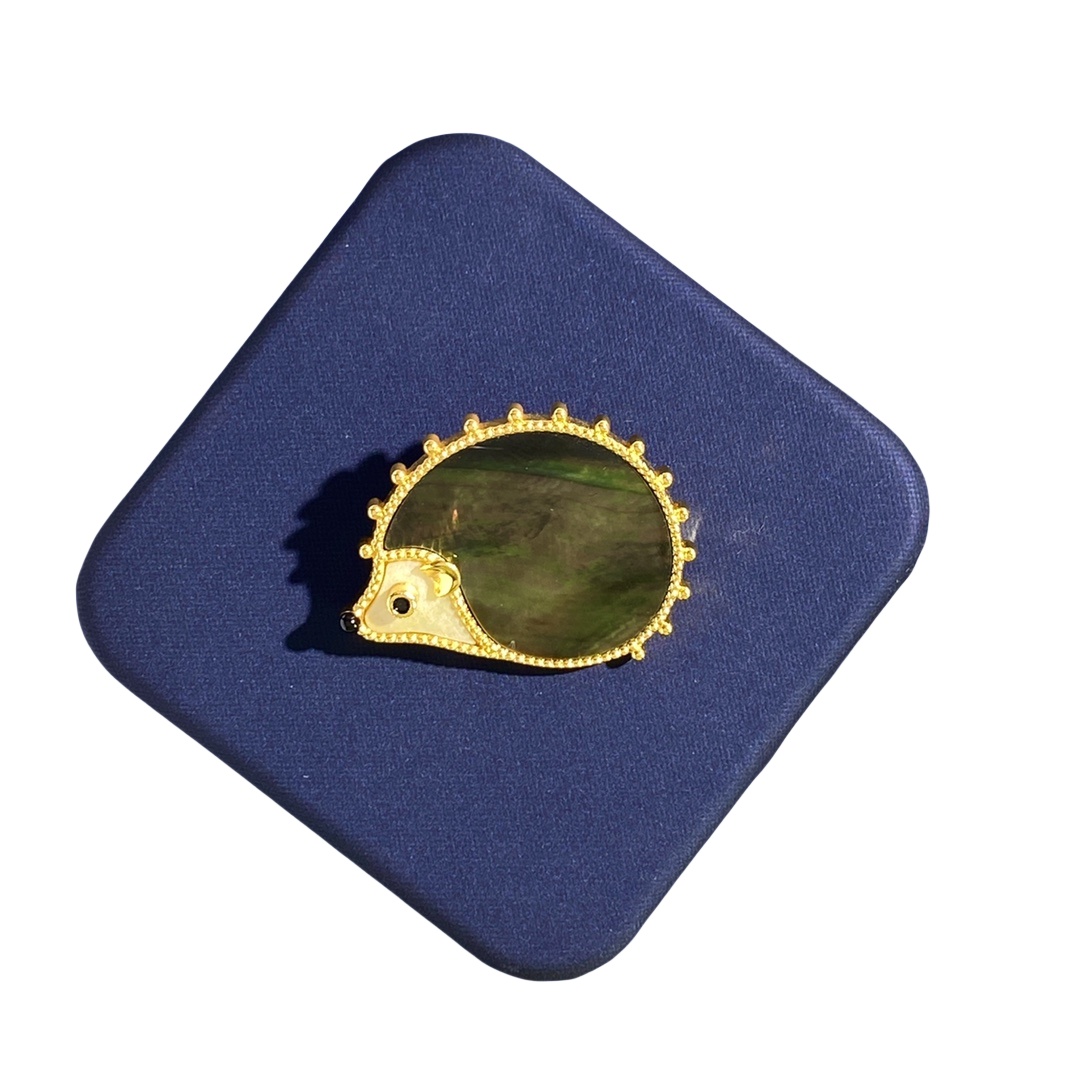VCB009 Lucky Animals Hedgehog brooch pin 18 gold - ccjewelryacc