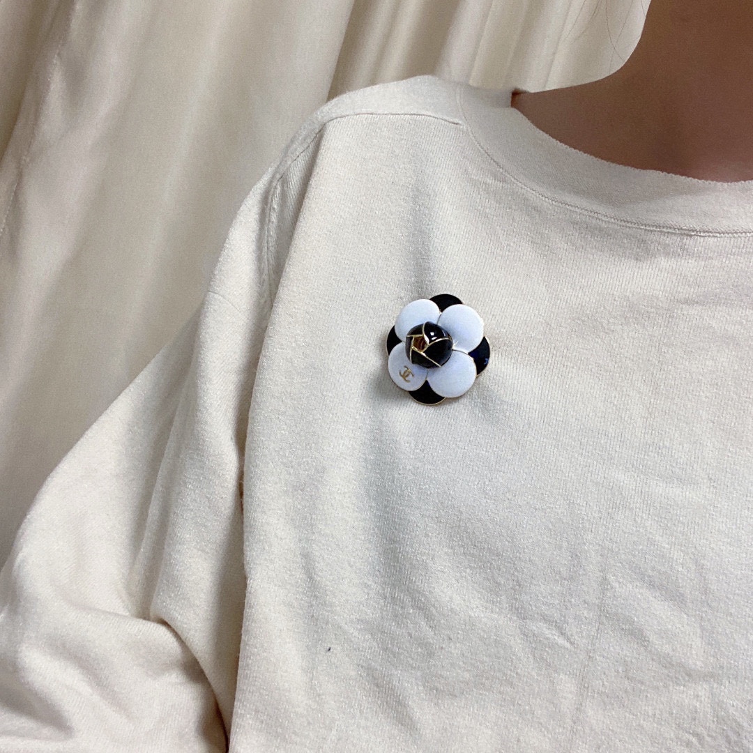 BCB509 Metal Black and white camellia flower brooch pin - ccjewelryacc