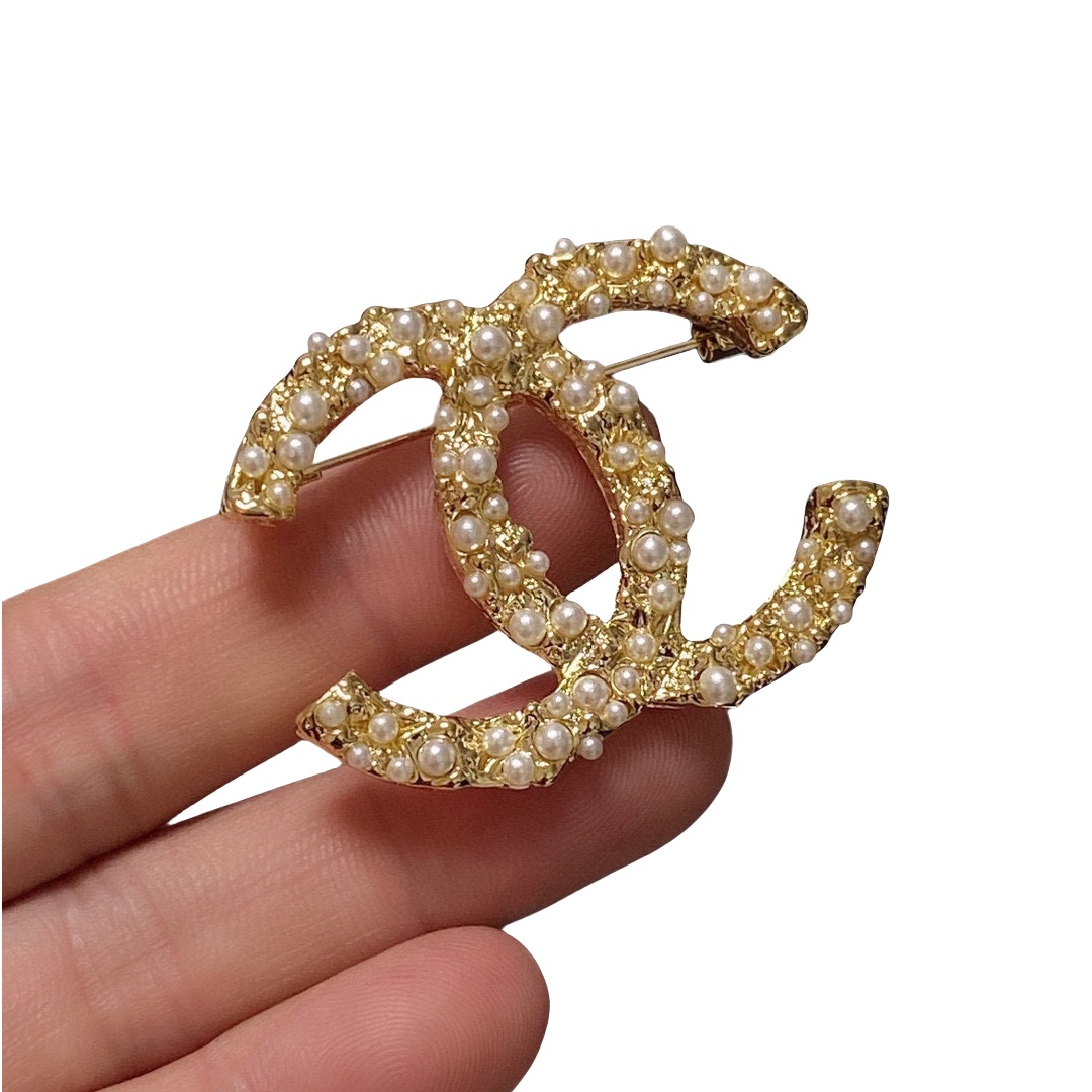 BCB501 Metal pearl cc logo brooch pin - ccjewelryacc