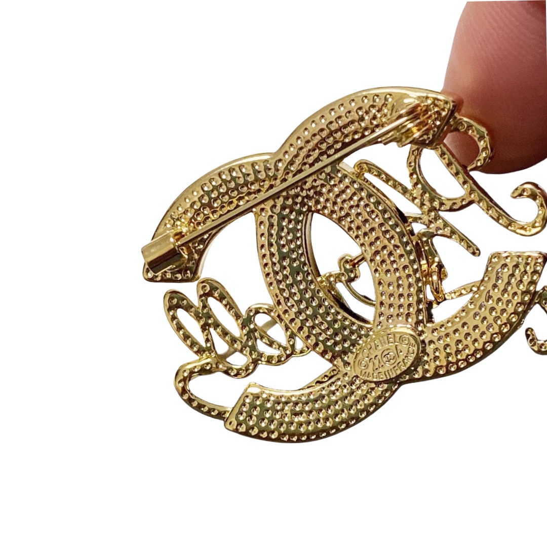 BCB514 Metal and crystal CC brooch pin with letters - ccjewelryacc