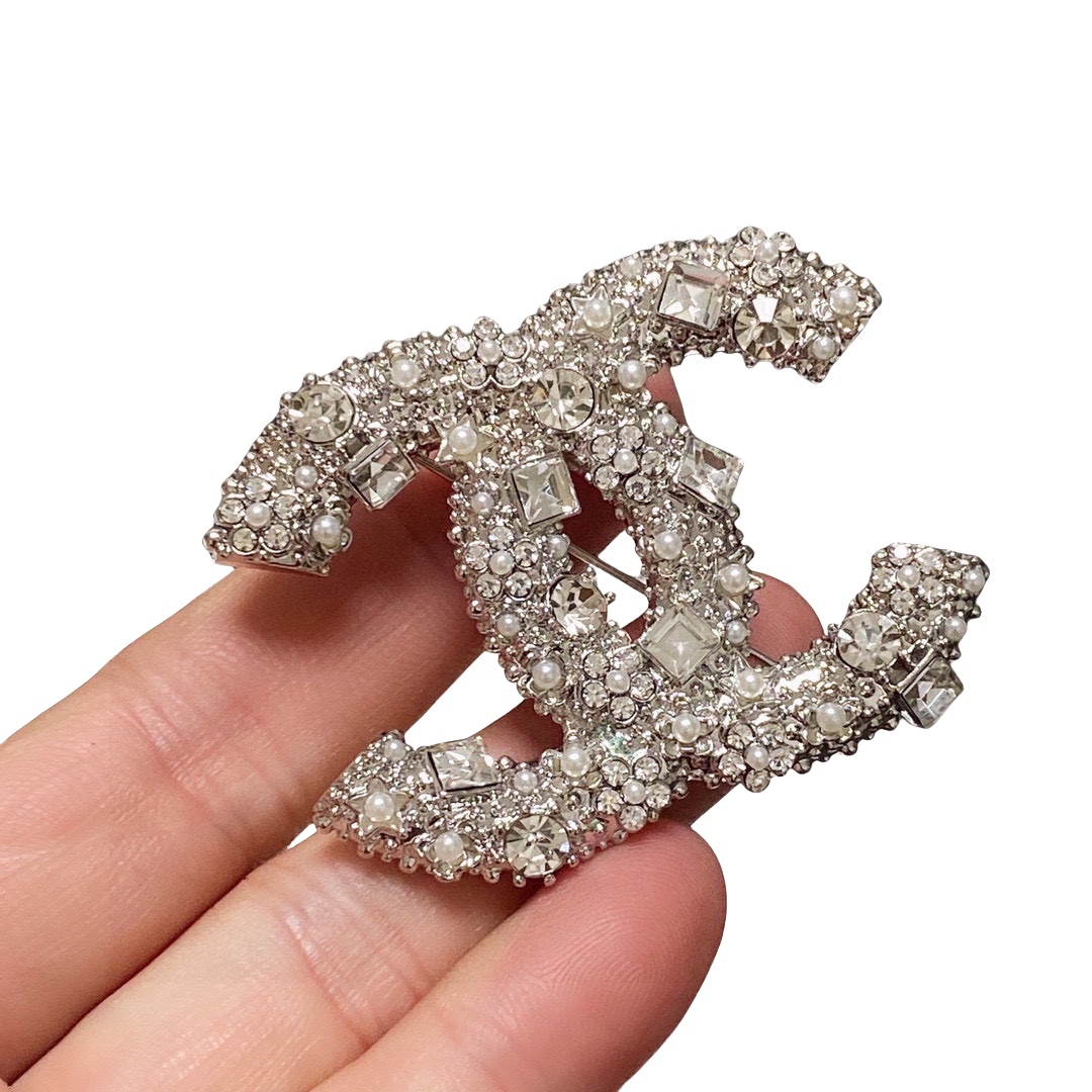 BCB137 Full crystal sparkling CC brooch pin - ccjewelryacc