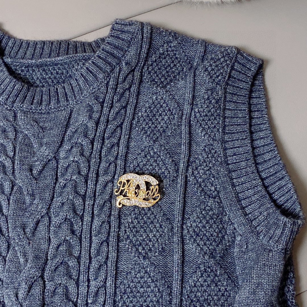 BCB514 Metal and crystal CC brooch pin with letters - ccjewelryacc