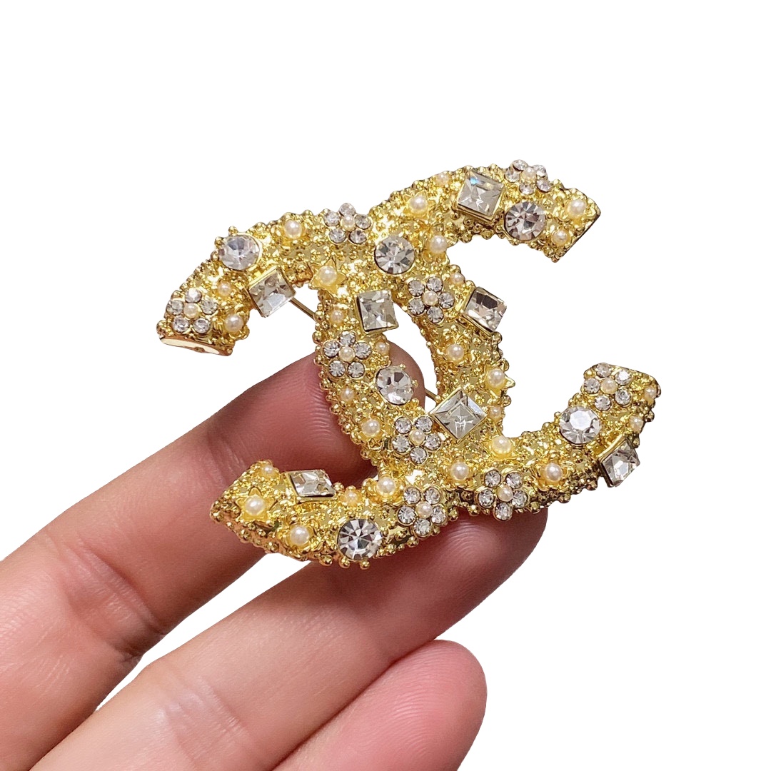 BCB137 Full crystal sparkling CC brooch pin - ccjewelryacc