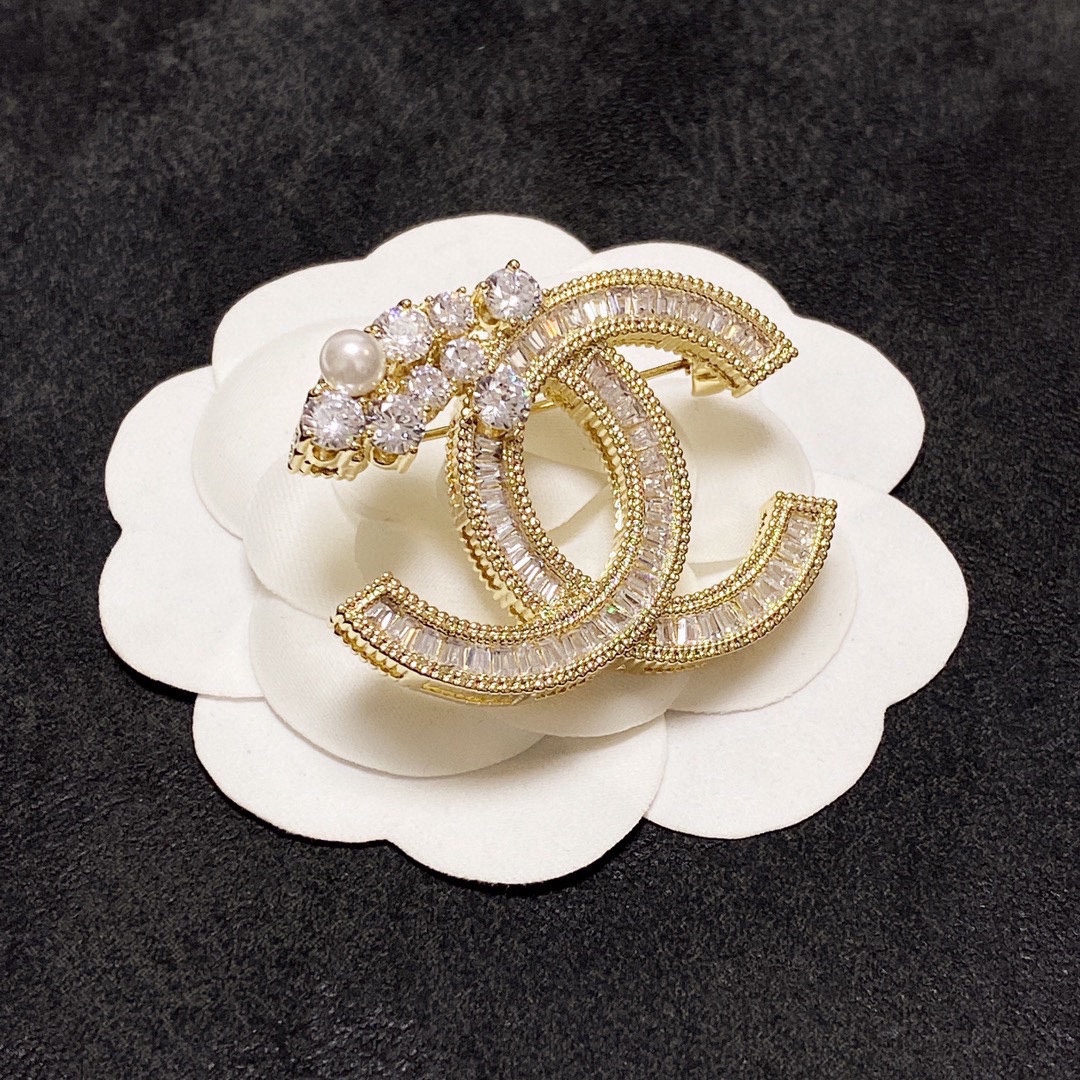 BCB511 Crystal and pearl flower cc logo brooch pin - ccjewelryacc