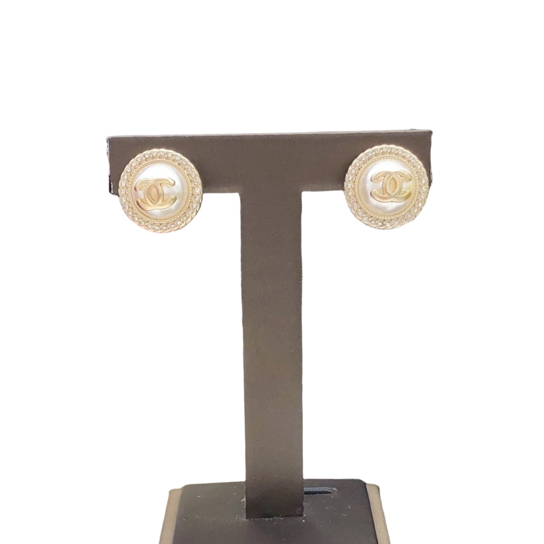 CCE420 Round pearl with cc logo sun flower stud earring - ccjewelryacc