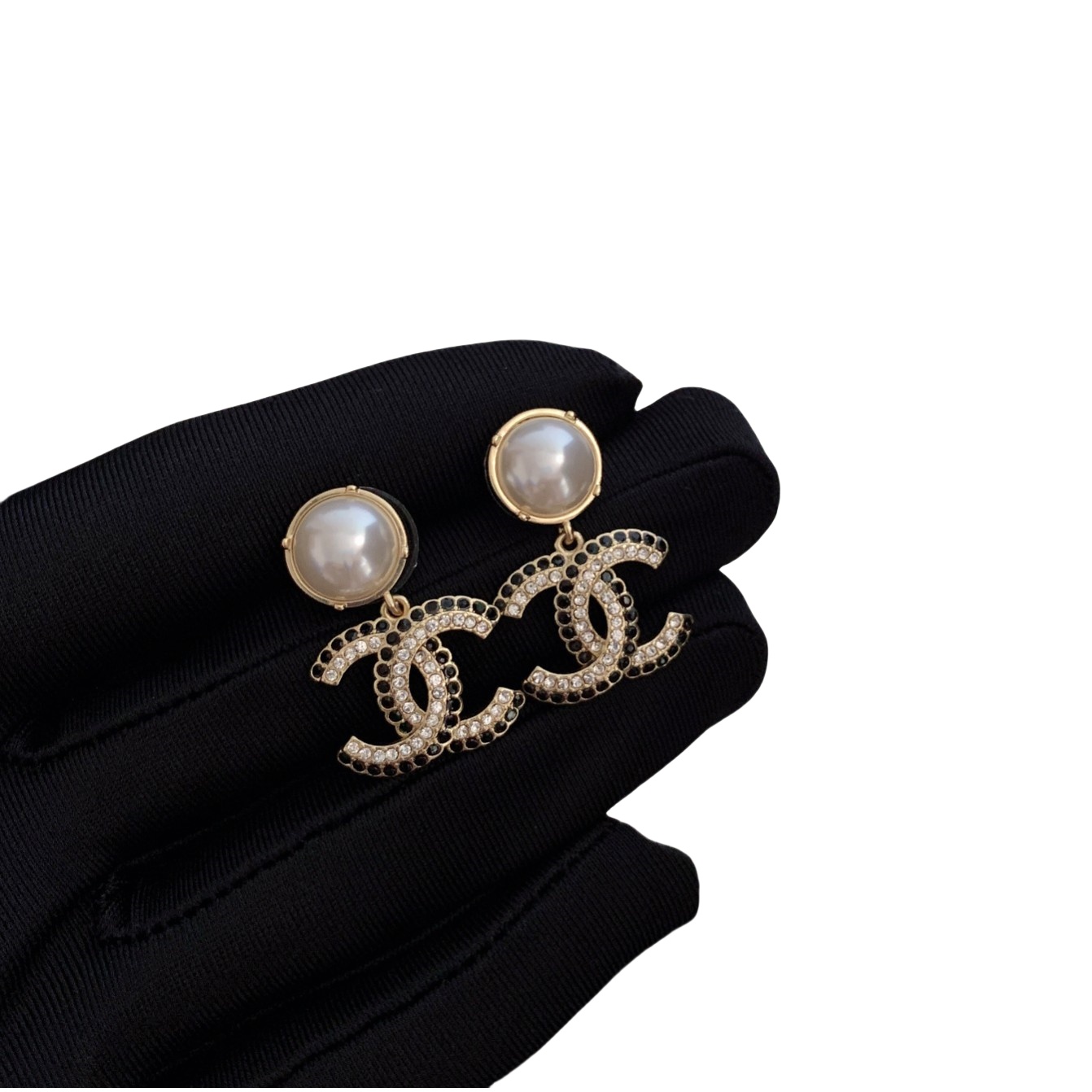 CCE484A White and black cc logo stud earring - ccjewelryacc