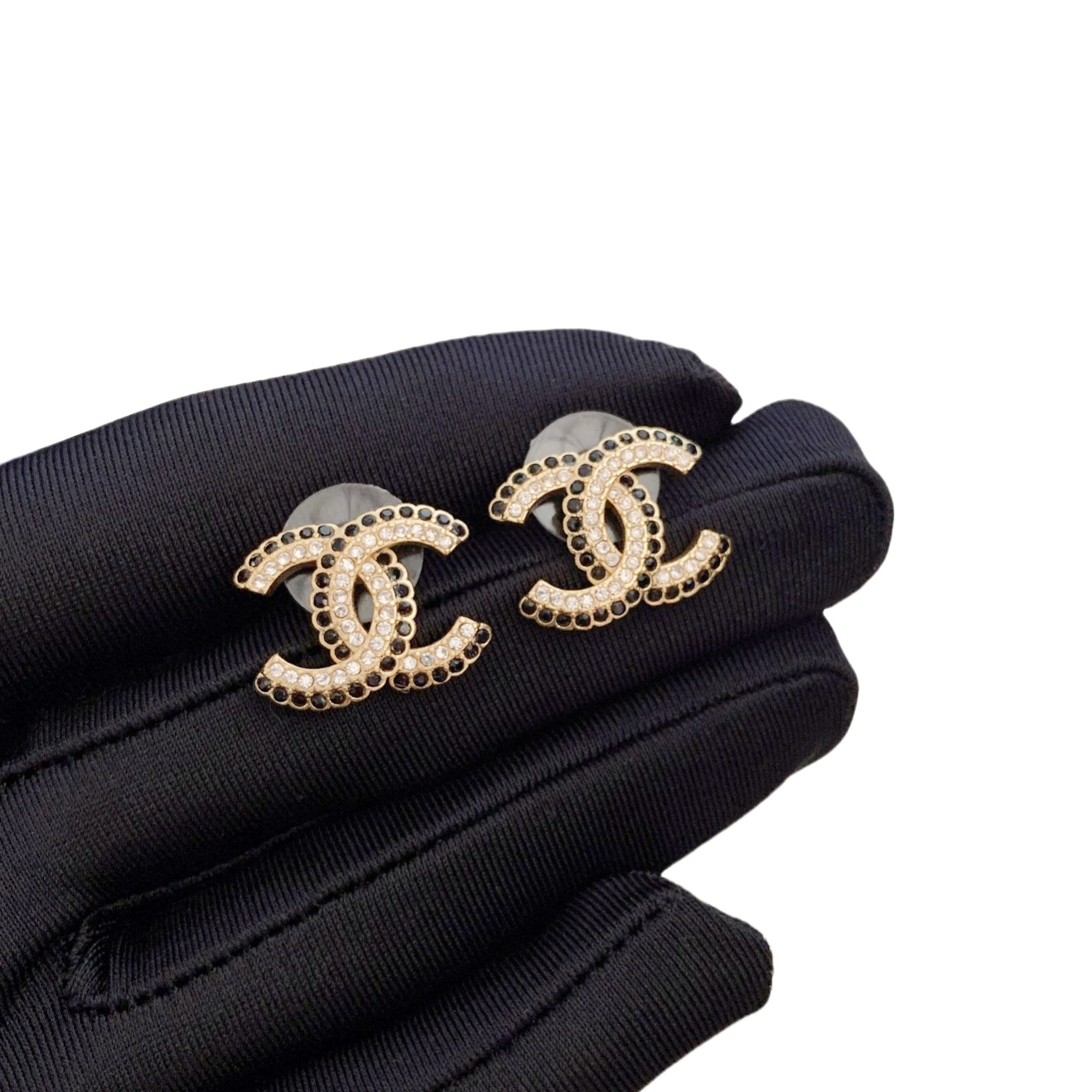 CCE484A White and black cc logo stud earring - ccjewelryacc