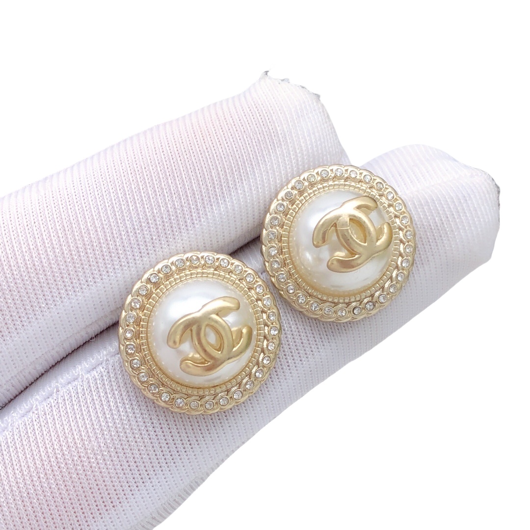 CCE420 Round pearl with cc logo sun flower stud earring - ccfashionjewelry