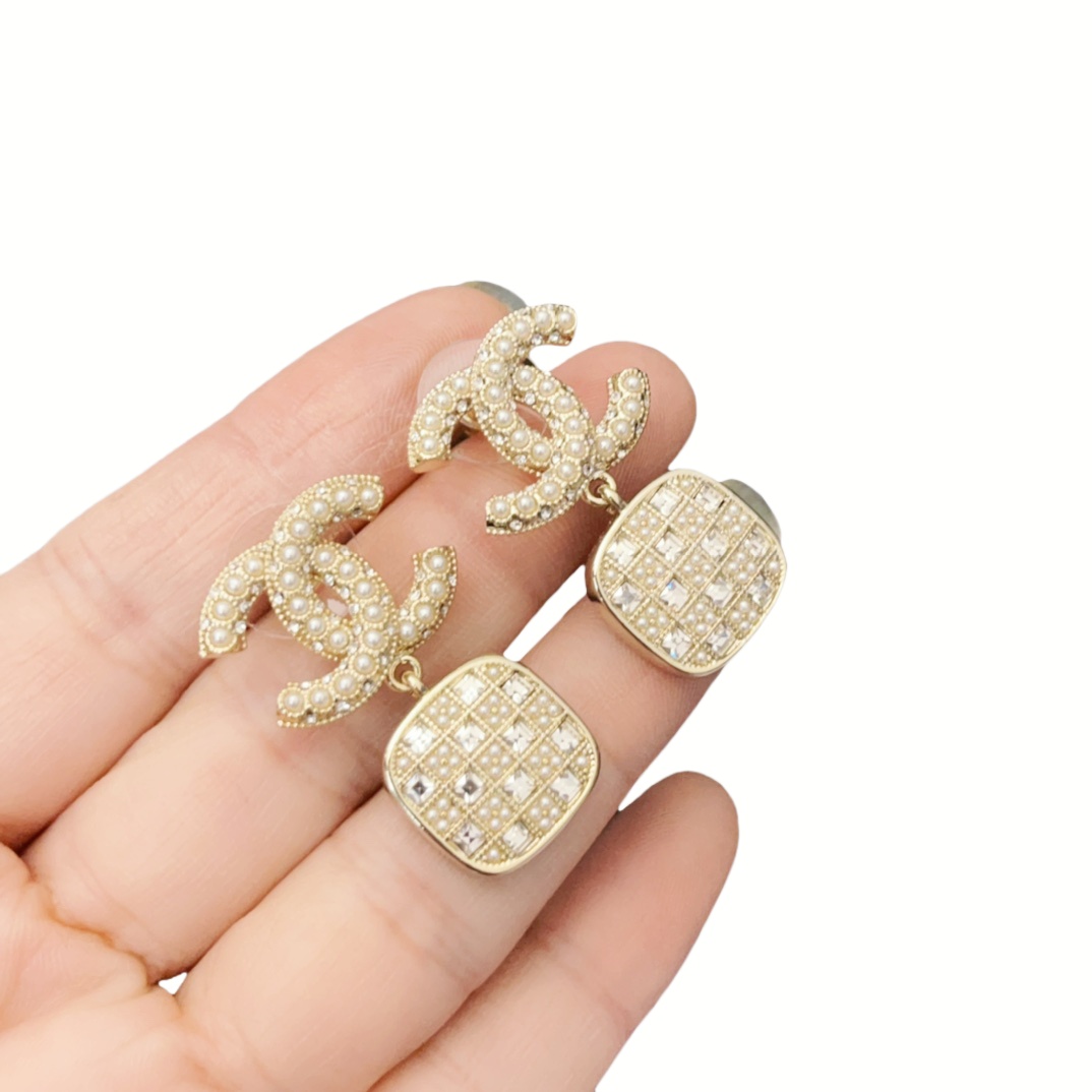 CCE338 Crystal and pearl lattice CC logo drop earring - ccjewelryacc