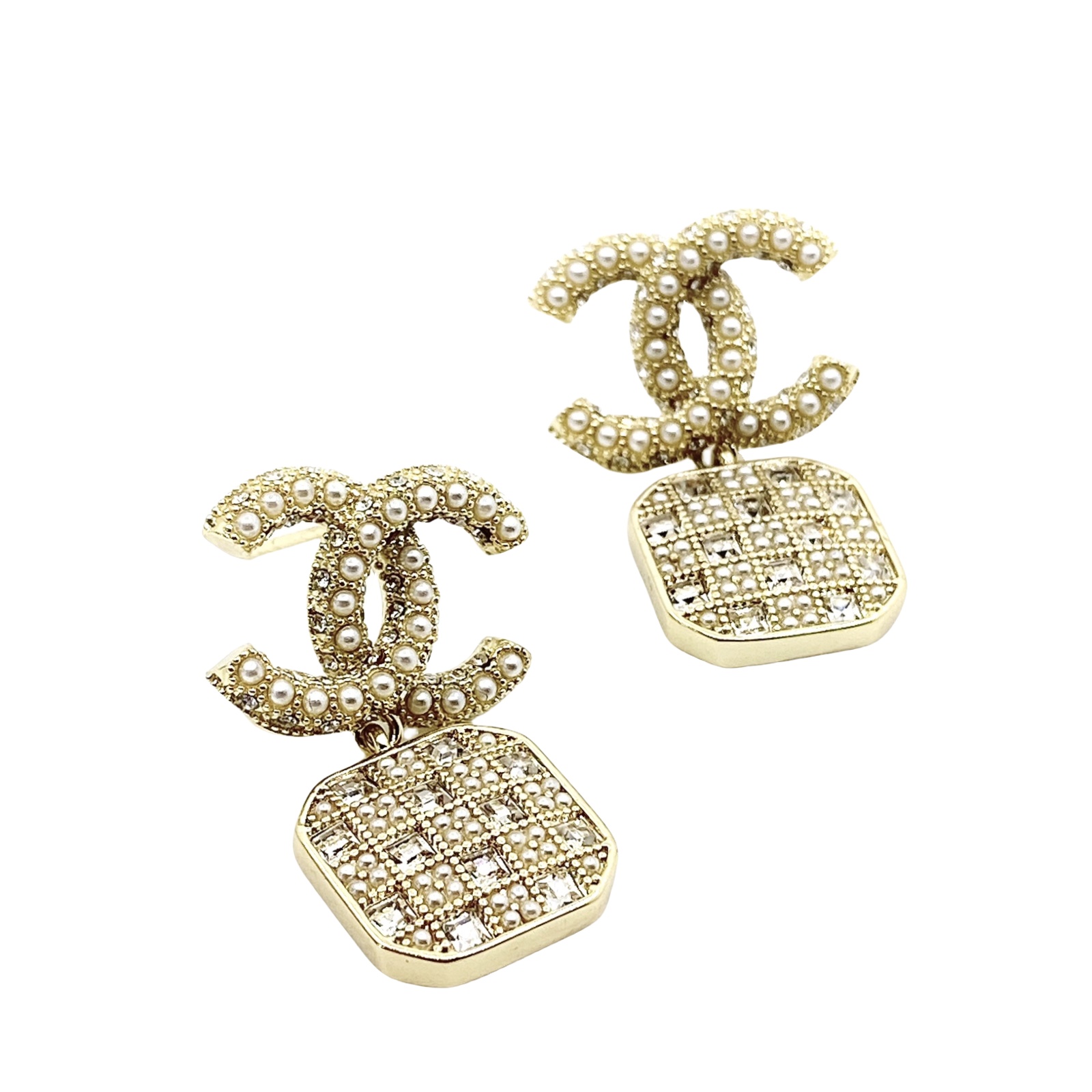 CCE338 Crystal and pearl lattice CC logo drop earring - ccfashionjewelry