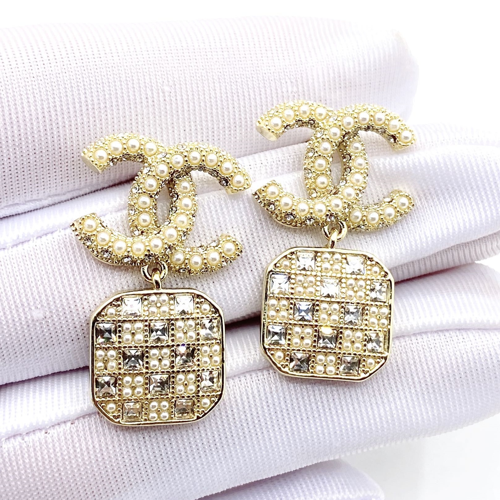 CCE338 Crystal and pearl lattice CC logo drop earring - ccjewelryacc