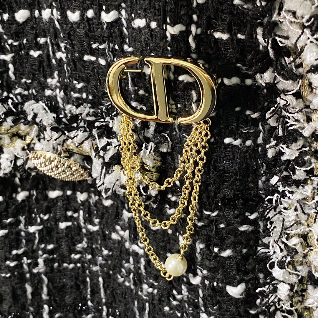 CDB047 CD Letter with chain tassels brooch Pin - ccjewelryacc