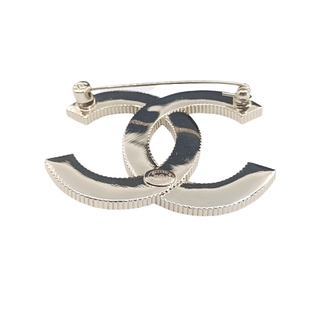 BCB281 Metal pearl cc logo brooch pin - ccjewelryacc