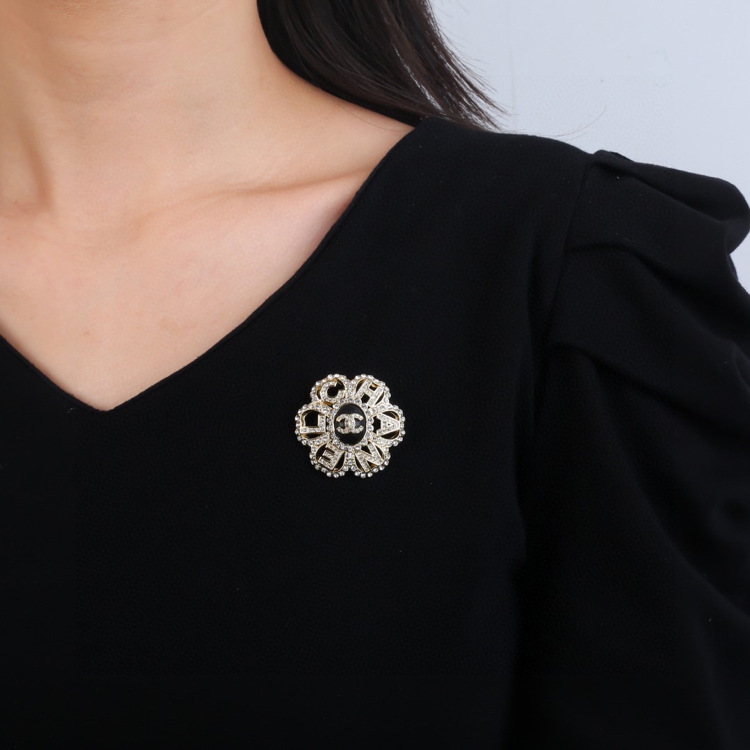 BCB330 Crystal flower with cc logo brooch pin - ccjewelryacc
