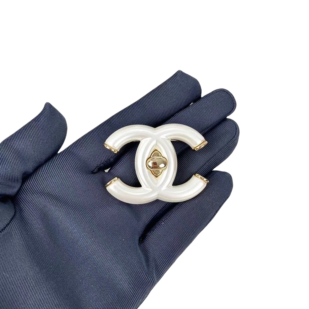 BCB396 White Resin CC brooch and earrings - ccjewelryacc