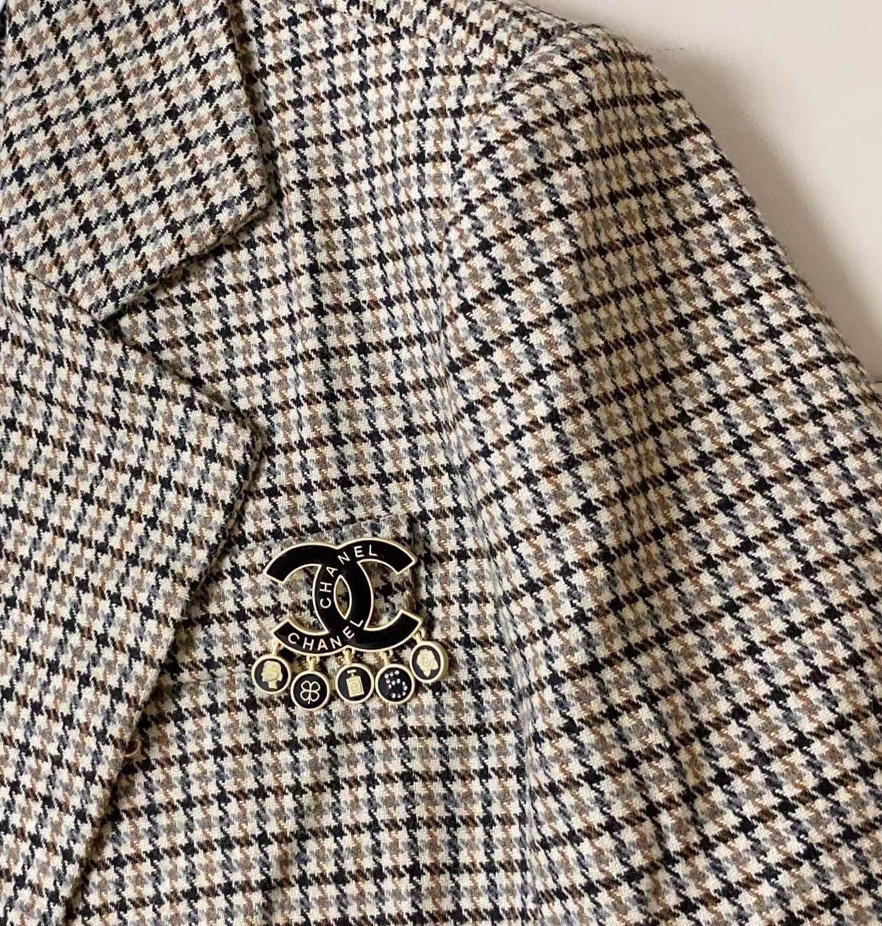 BCB236 Metal enamel CC logo brooch pin with clover  perfume bottle No 5 flower charms - ccjewelryacc