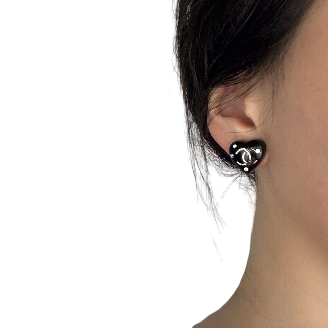 CCE265 24B Black heart with CC logo stud earring - ccjewelryacc