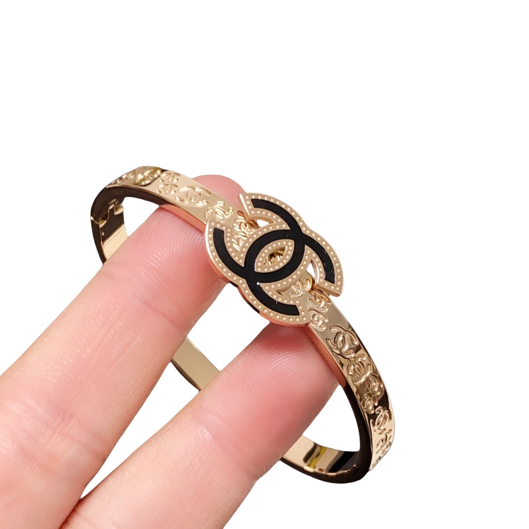 CCS168 Metal embossment cc logo bangle bracelet - ccjewelryacc