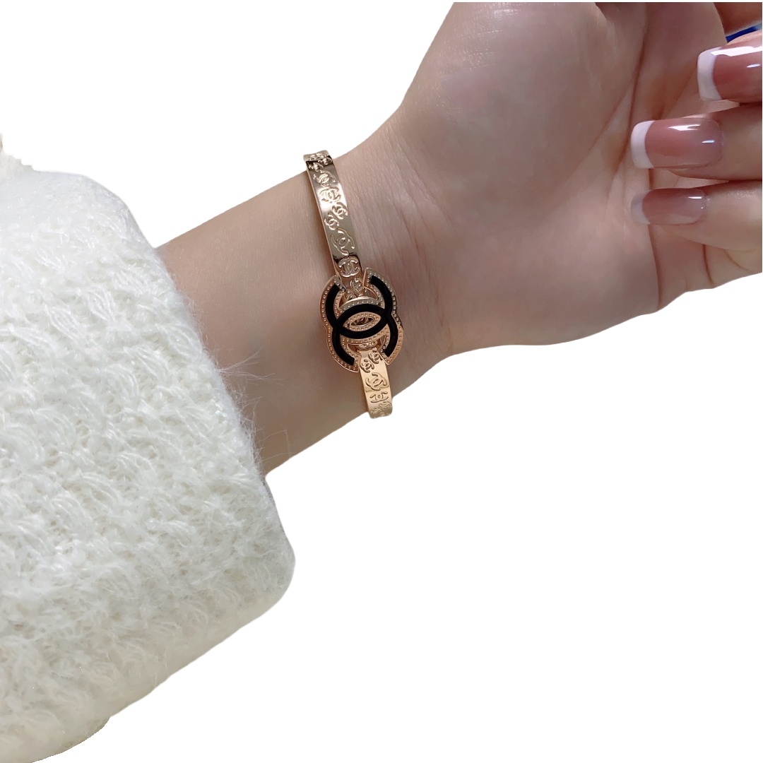 CCS168 Metal embossment cc logo bangle bracelet - ccjewelryacc